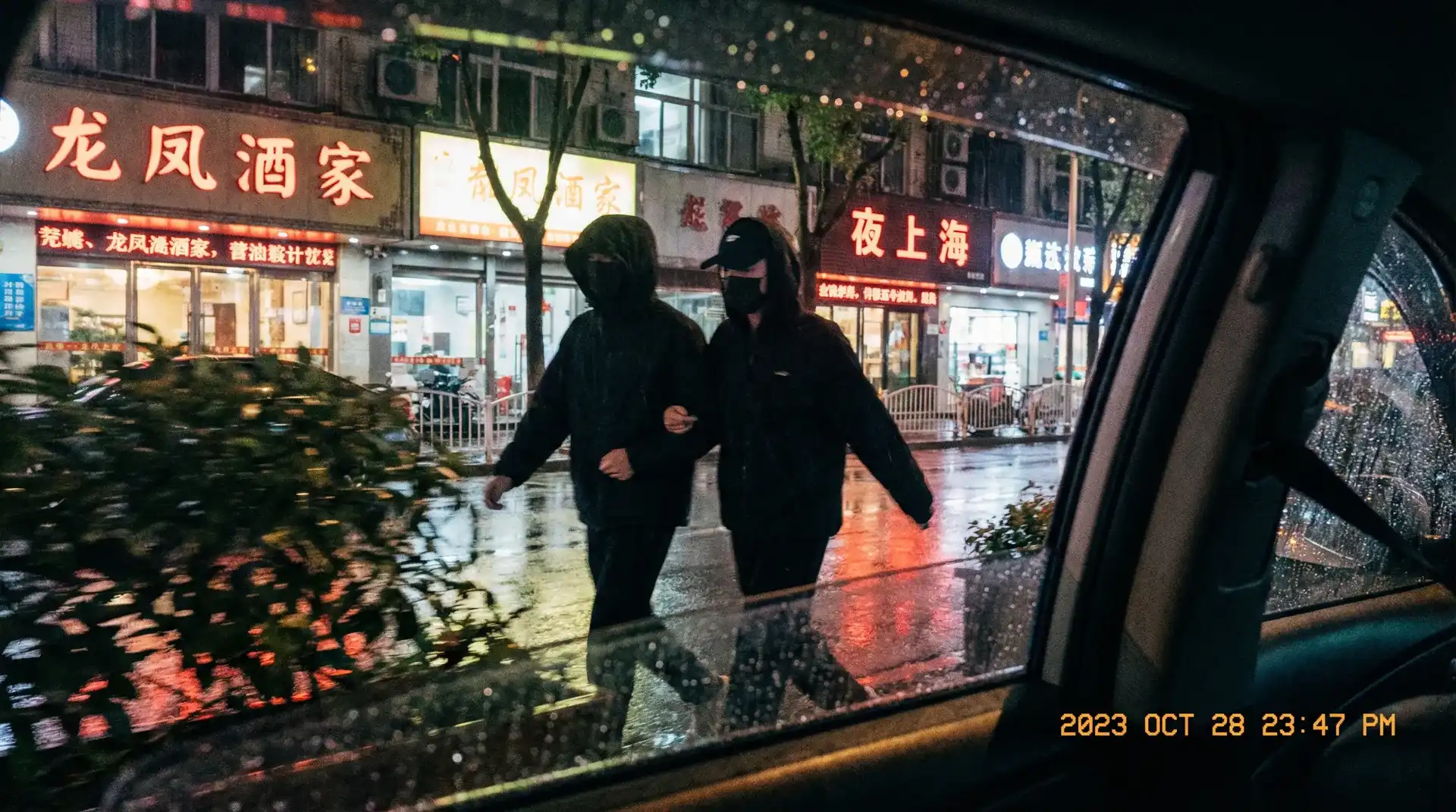 91助手安卓版 - 顶流明星深夜密会现场抓拍照片